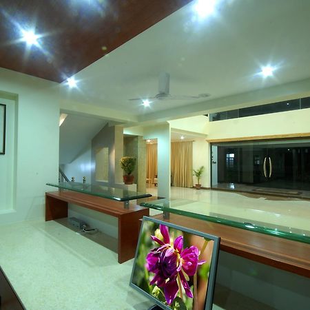 Hotel New Holiday Plaza Нашик Екстериор снимка