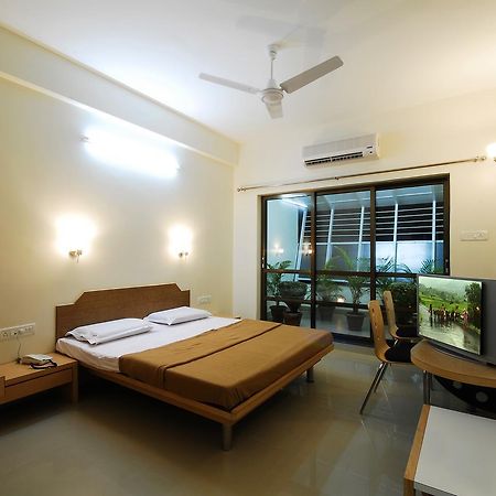 Hotel New Holiday Plaza Нашик Екстериор снимка