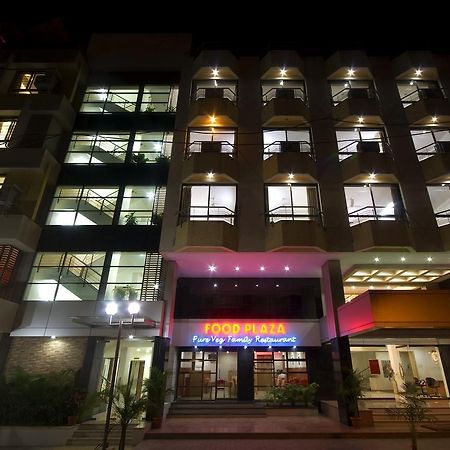 Hotel New Holiday Plaza Нашик Екстериор снимка