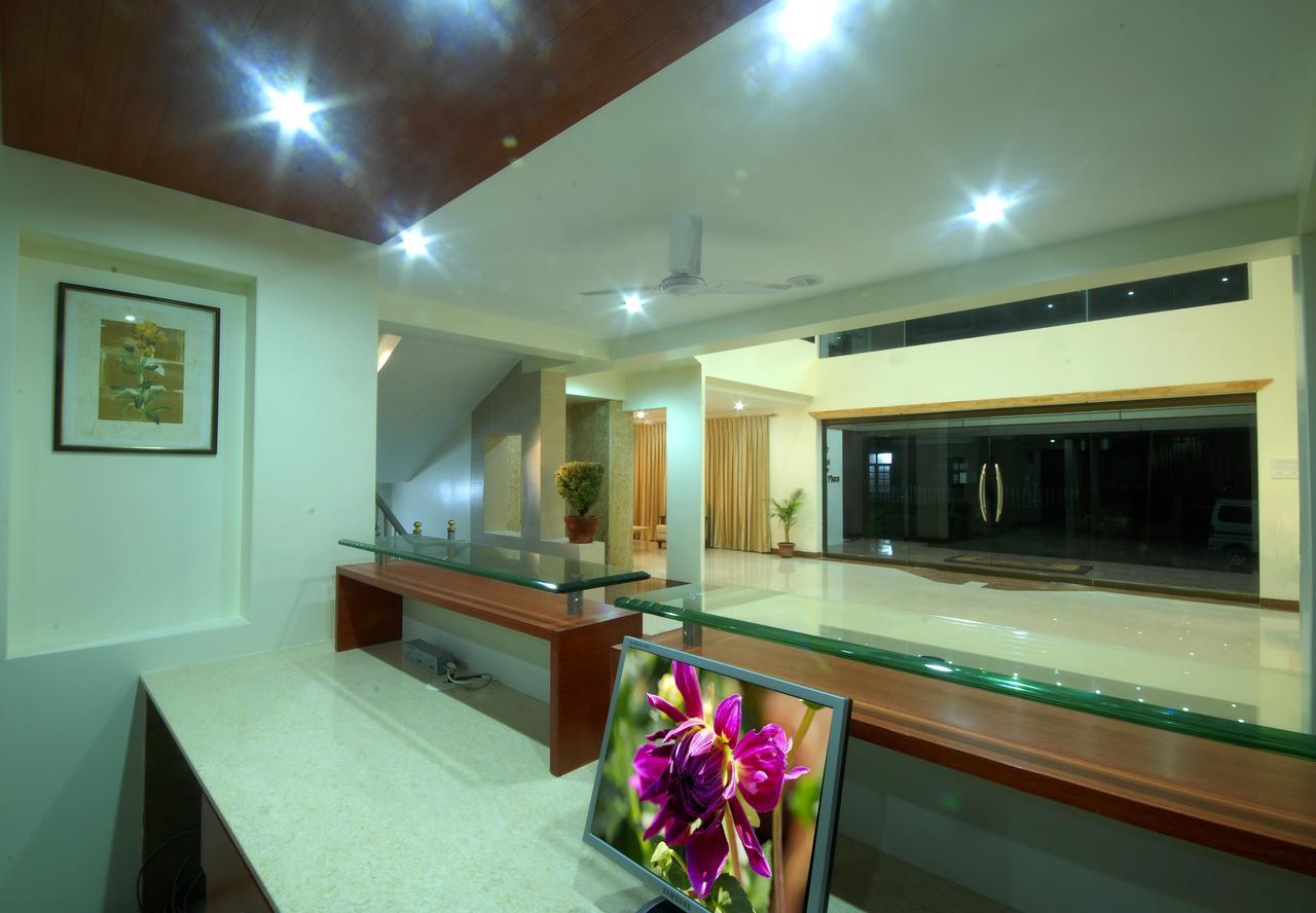 Hotel New Holiday Plaza Нашик Екстериор снимка