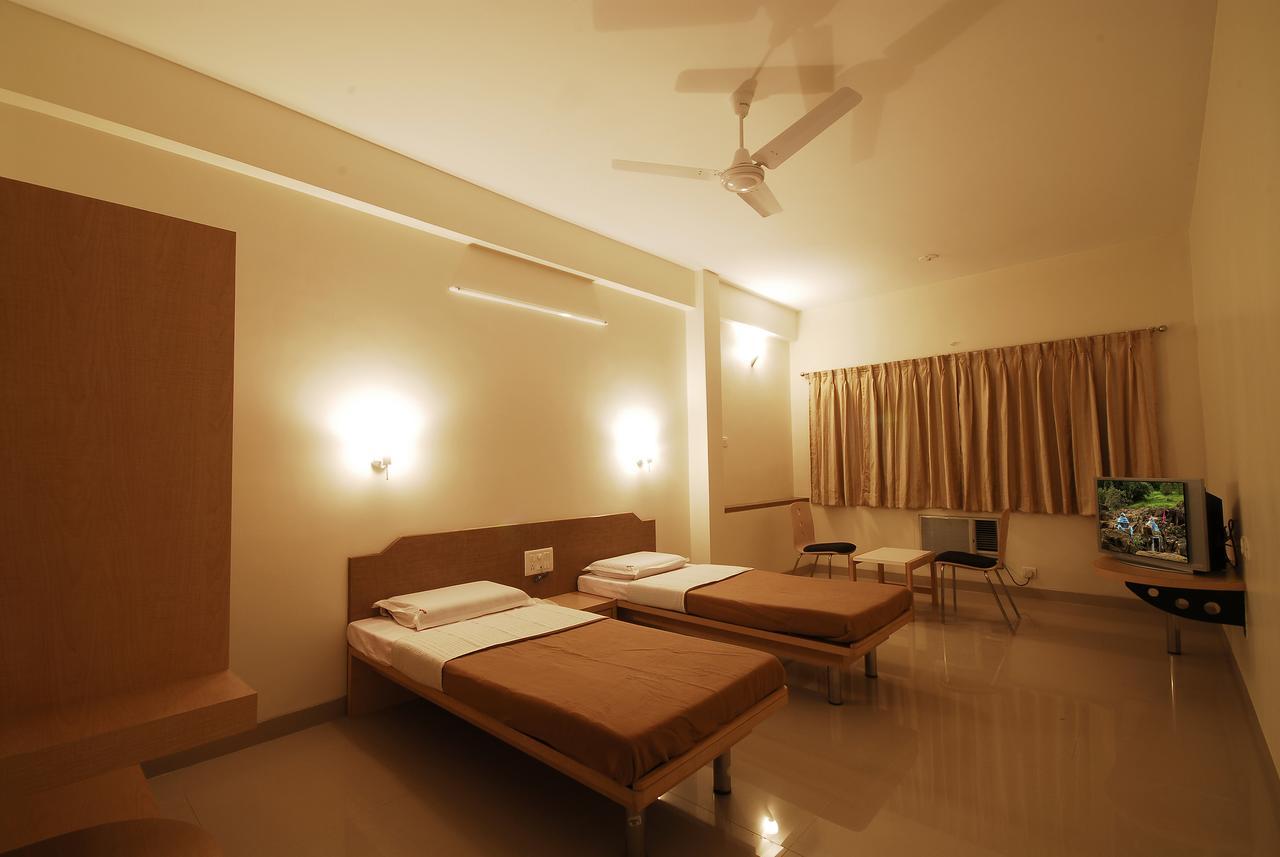 Hotel New Holiday Plaza Нашик Екстериор снимка