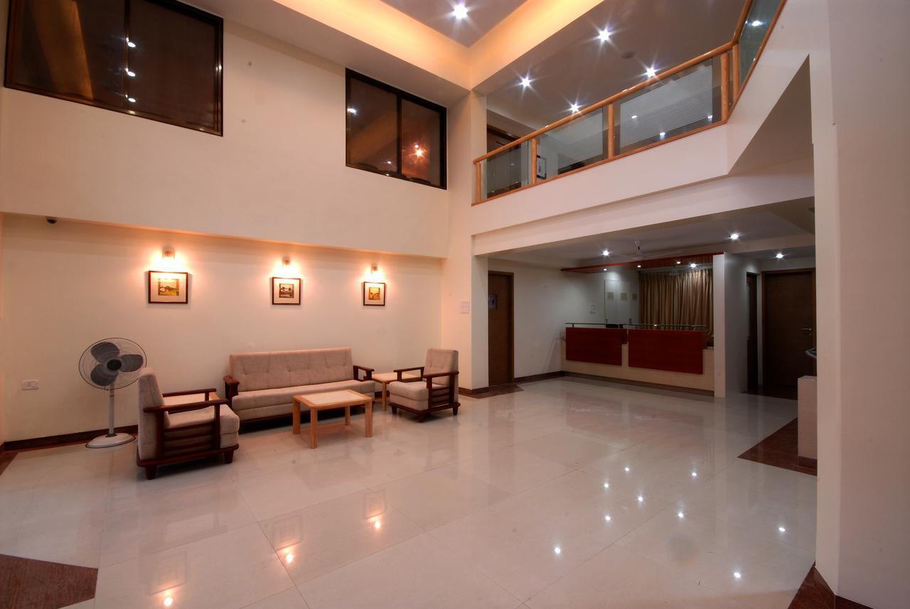 Hotel New Holiday Plaza Нашик Екстериор снимка