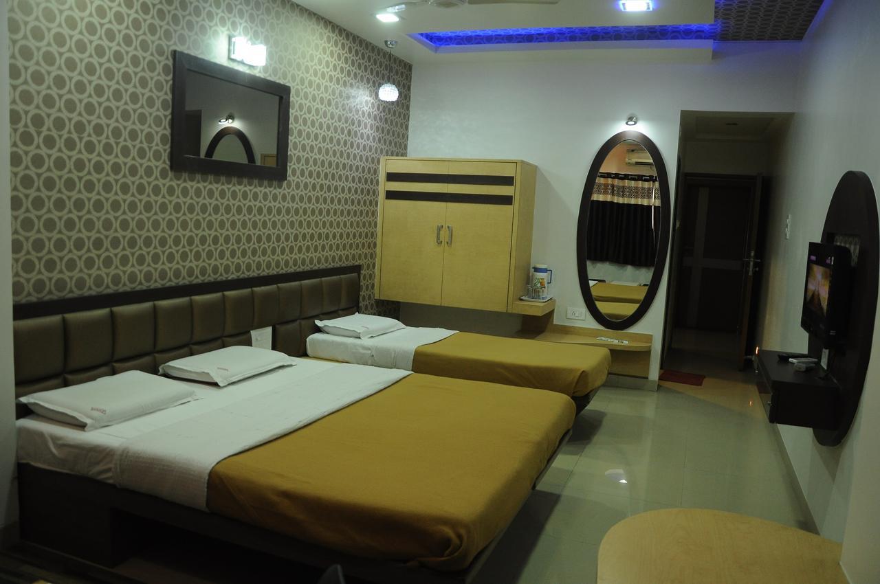 Hotel New Holiday Plaza Нашик Екстериор снимка