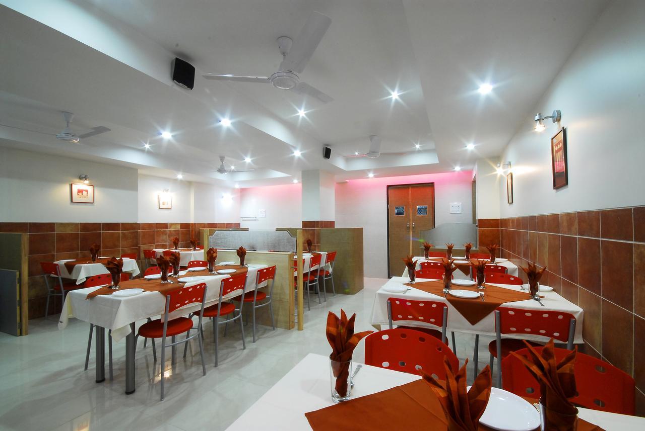 Hotel New Holiday Plaza Нашик Екстериор снимка