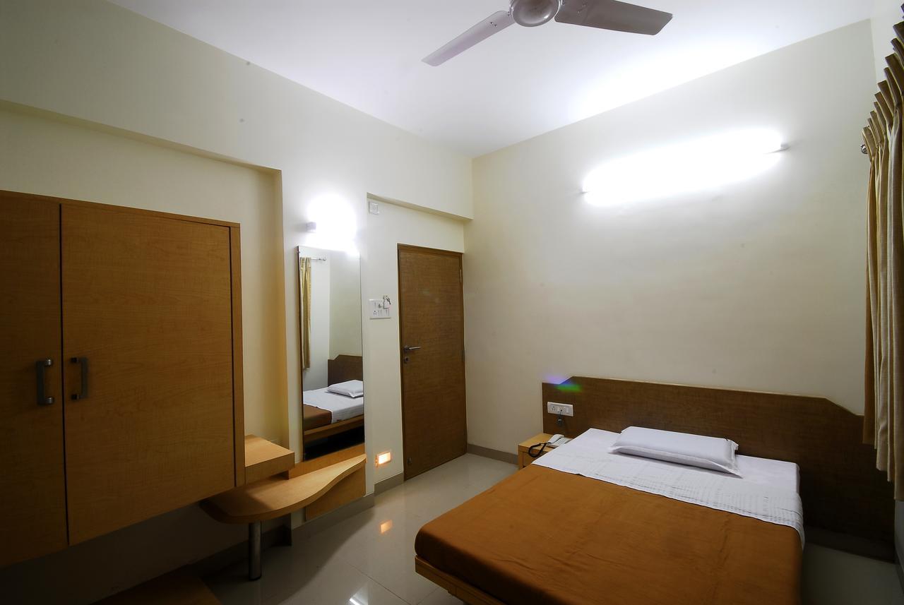 Hotel New Holiday Plaza Нашик Екстериор снимка