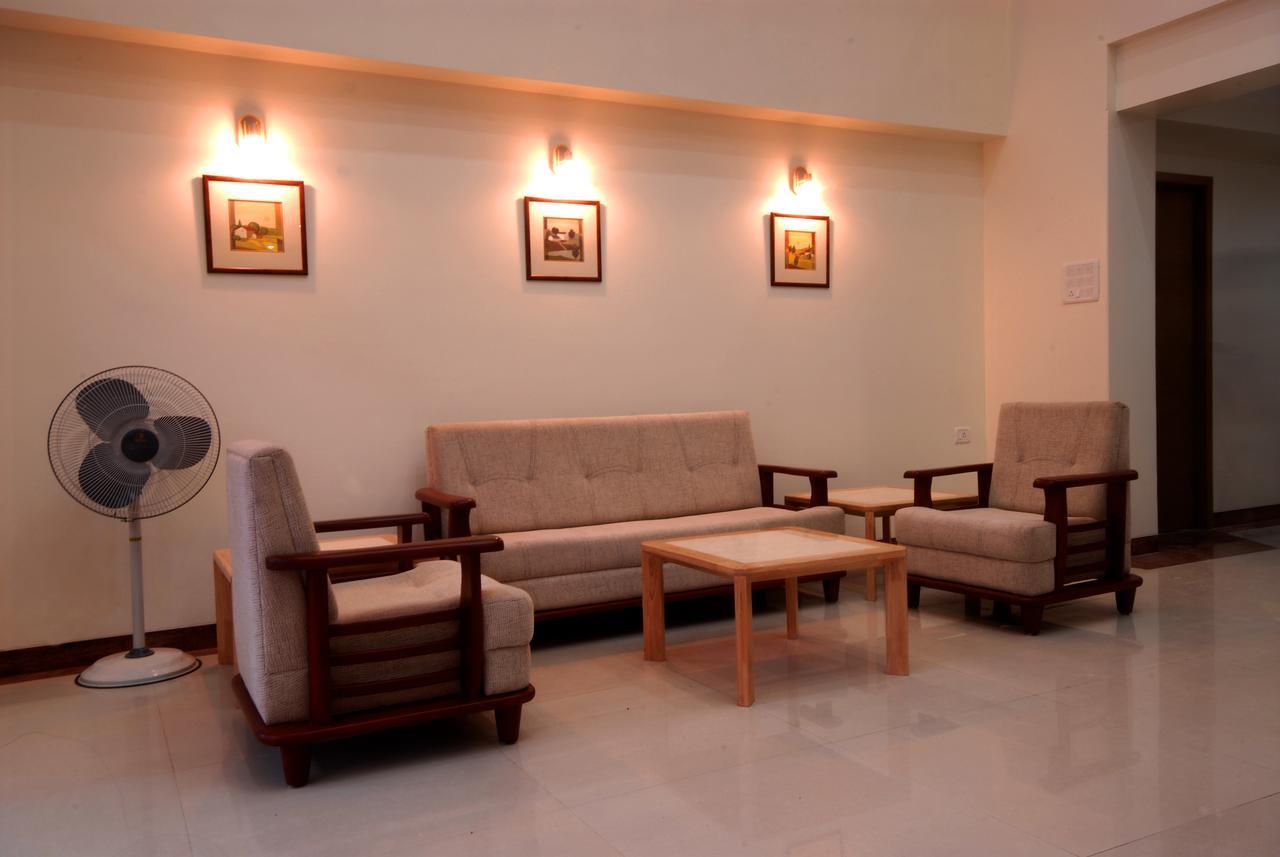 Hotel New Holiday Plaza Нашик Екстериор снимка