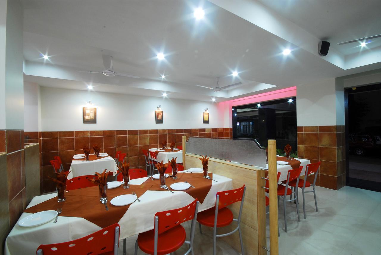 Hotel New Holiday Plaza Нашик Екстериор снимка