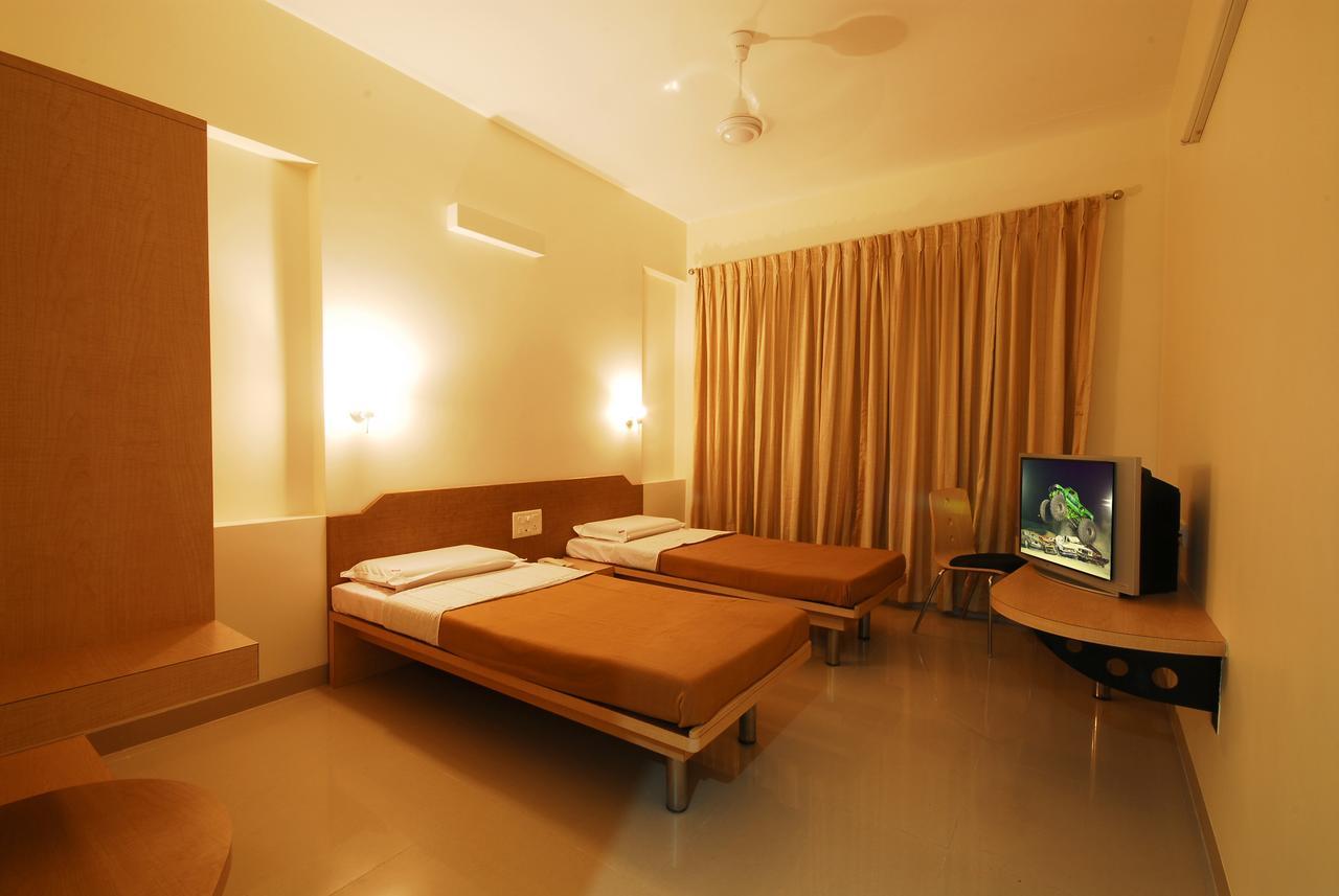 Hotel New Holiday Plaza Нашик Екстериор снимка