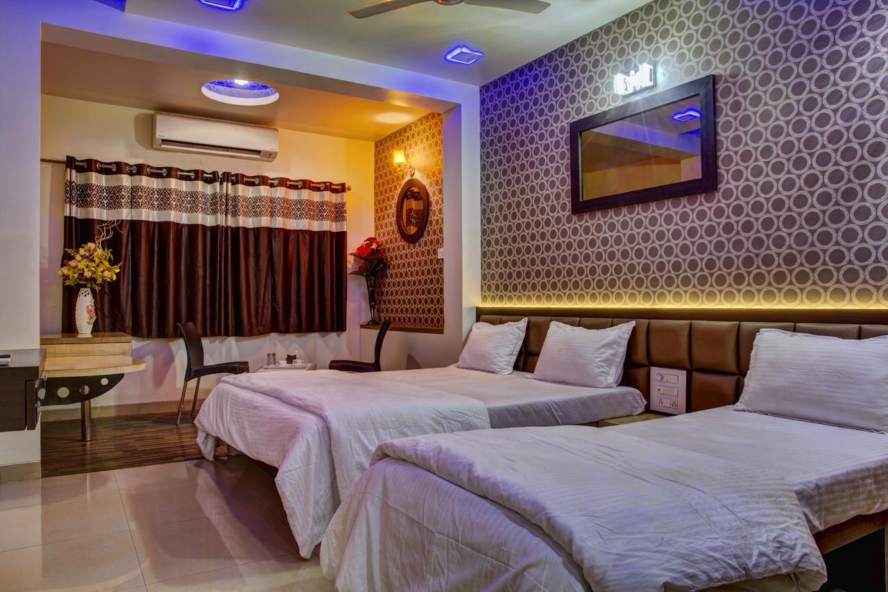 Hotel New Holiday Plaza Нашик Екстериор снимка