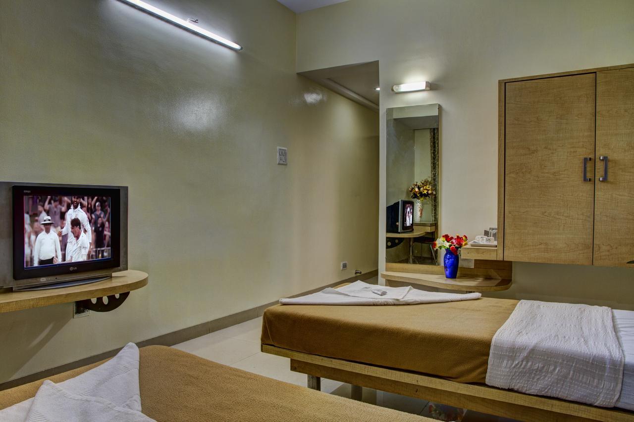 Hotel New Holiday Plaza Нашик Екстериор снимка