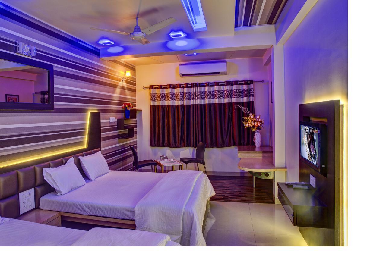 Hotel New Holiday Plaza Нашик Екстериор снимка