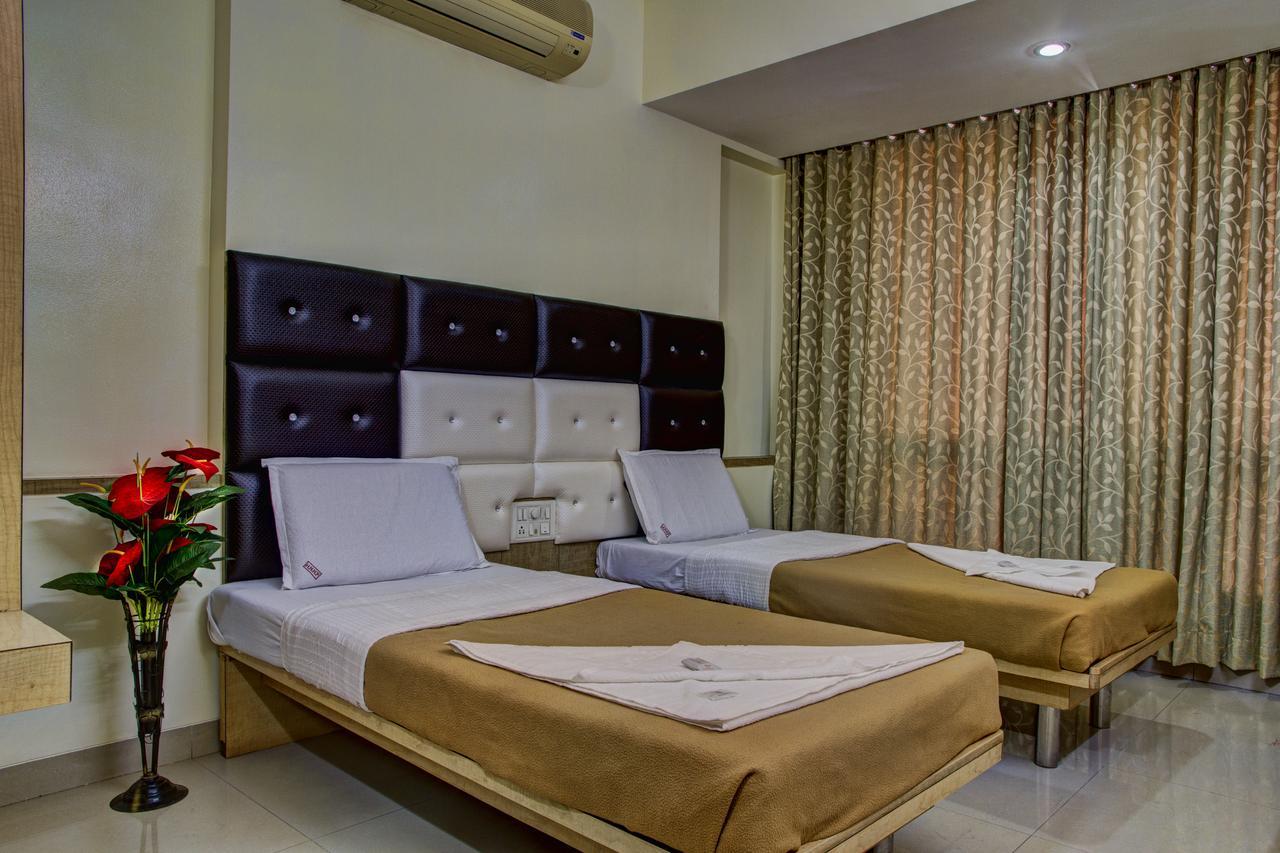 Hotel New Holiday Plaza Нашик Екстериор снимка