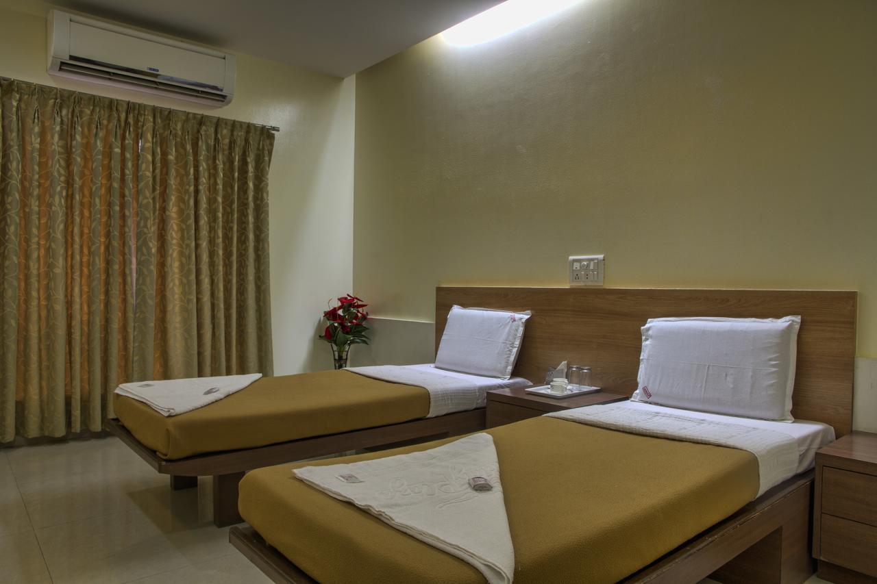 Hotel New Holiday Plaza Нашик Екстериор снимка