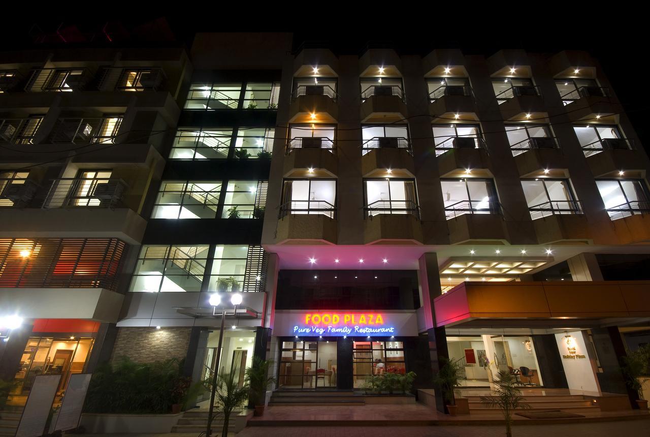 Hotel New Holiday Plaza Нашик Екстериор снимка