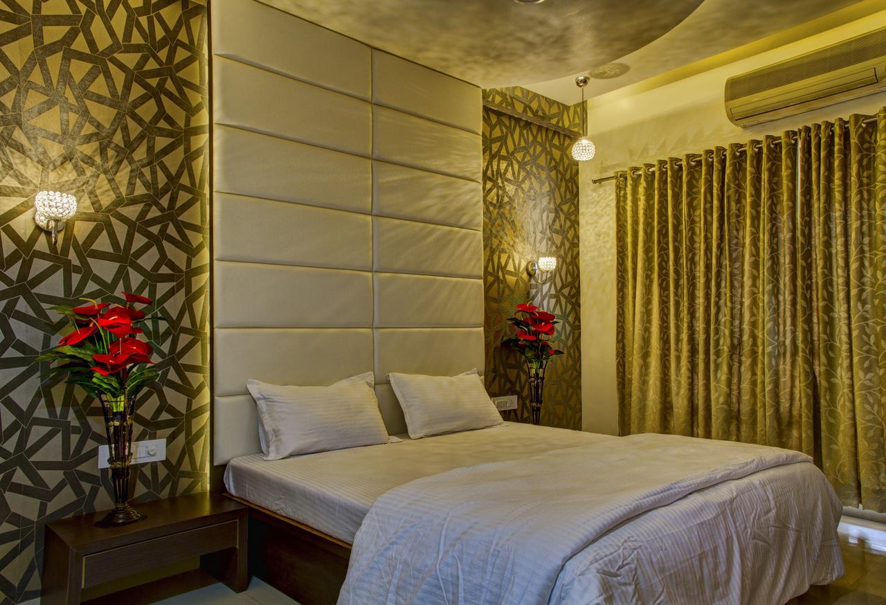 Hotel New Holiday Plaza Нашик Екстериор снимка
